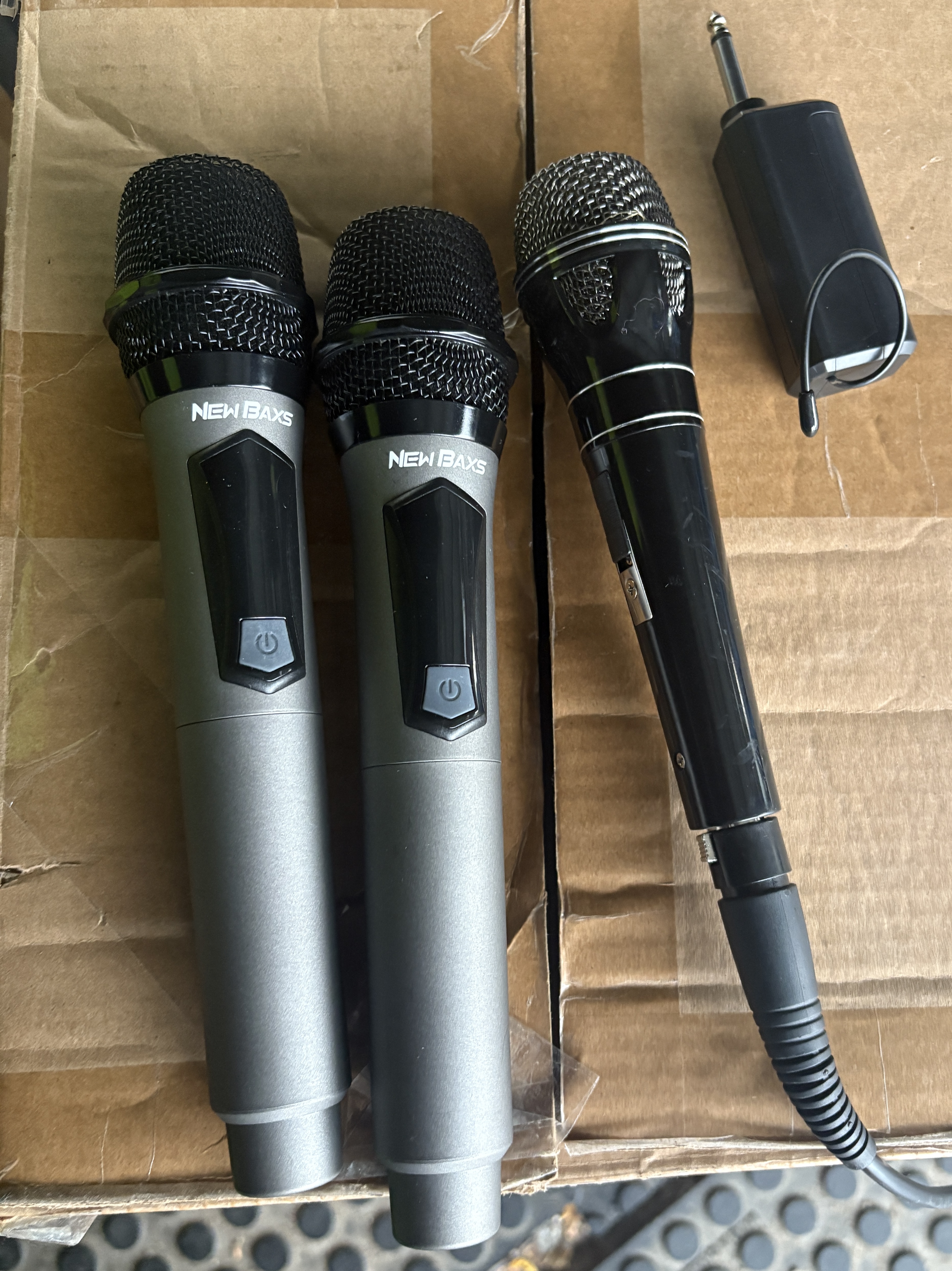 2 Wireless Microphones 